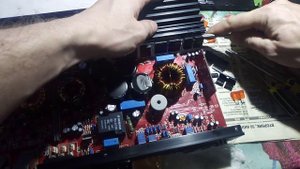 Challenger er 1000.1D усилитель , как снять/установить прижимы (защелки) транзисторов.