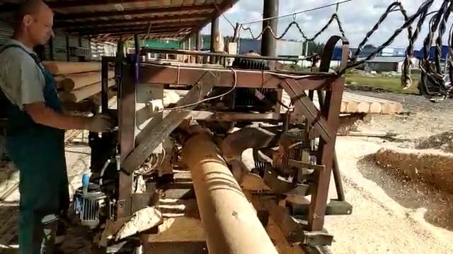 Процесс оцилиндровки бревна для строительства домов из дерева