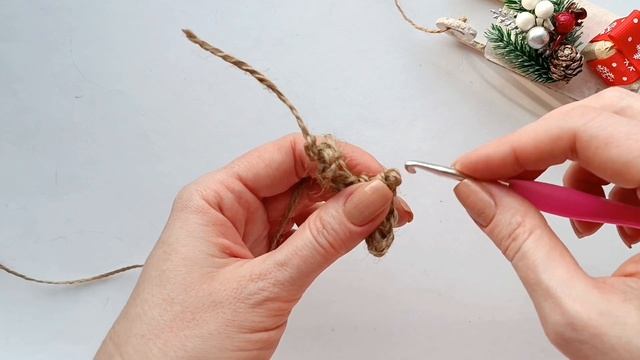 Вязаный новогодний сапожок, носочек, башмачок из джута крючком с вышивкой. Рождественский декор. смотреть онлайн