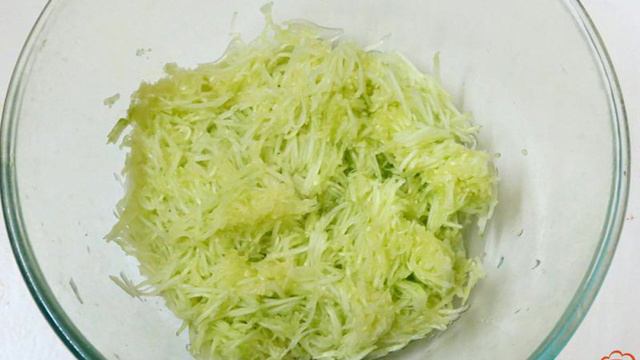 Окрошка на квасе с колбасой