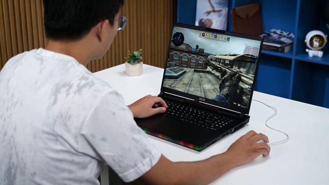 Laptop trăm triệu có gì? MSI Raider GE78 HX 13V смотреть онлайн