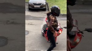 мотоциклистка танцует, пока греется мотоцикл #мотоТаня moto girl bike girl #motoTanya moto dance