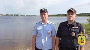 В Архангельской области полицейские с неравнодушными очевидцами спасли двух тонувших девочек