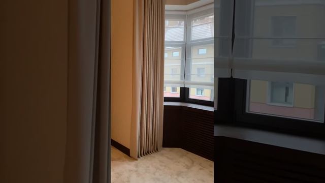 Светлые шторы на эркерное окно