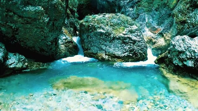 Бирюзовый ручей, текущий сквозь скалы. Пузырящаяся чистая вода ✦ Релакс ✦ Релаксация