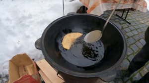 ЗИМНИЕ ЧЕБУРЕКИ! МОЙ ДРУГ ШЕФ-ПОВАР ГОТВИТ ВО ДВОРЕ СТАРИННОГО ДОМА НА ПРЕЧИСТЕНКЕ ЧЕБУРЕКИ!