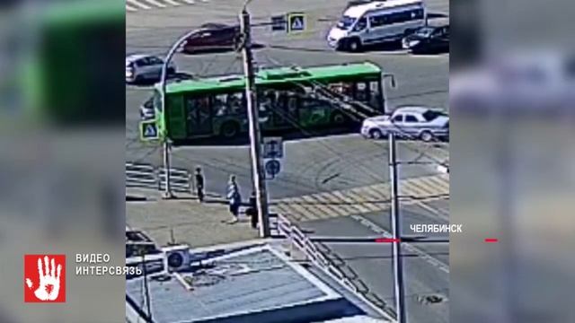 Женщина за рулем иномарки столкнулась с машиной скорой помощи, которая перевозила новорожденного смотреть онлайн