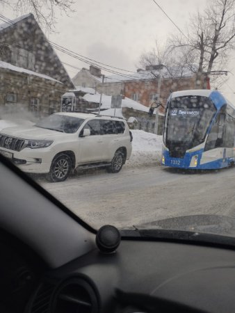 На Радищева трамваи не могут проехать из-за припаркованного внедорожника Тойота. Пробка в Ульяновске