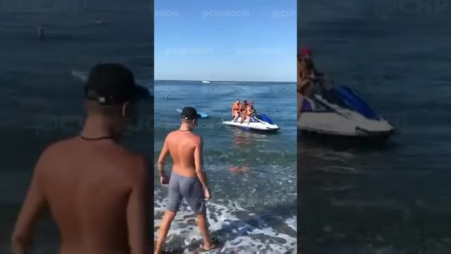 В Сочи спасли двух девушек на SUP-досках, которых унесло течением в открытое море смотреть онлайн