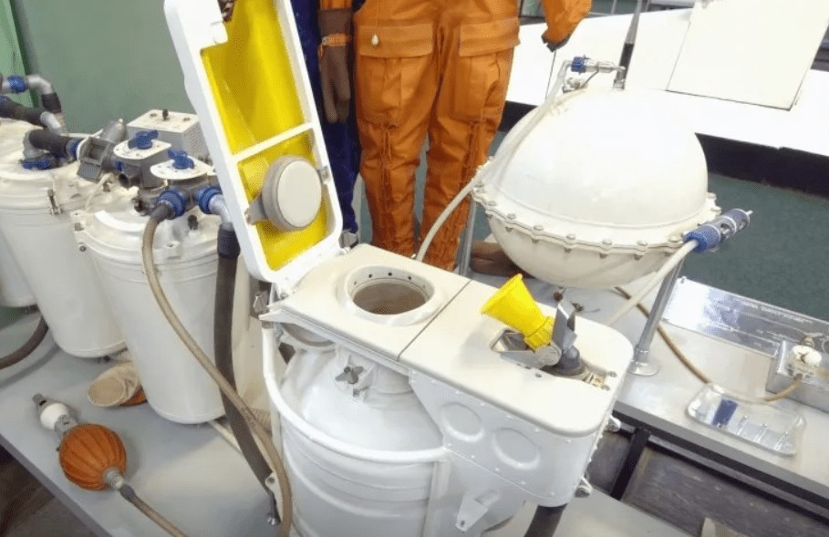 Все непросто: бортинженер МКС показала, как космонавты ходят в туалет