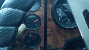 Запуск International 9800 на новых аккумуляторах. Рассказываю про давление масла, и показываю прибо