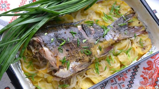 Речная рыбка с гарниром.
ЗАПЕЧЁННЫЙ КАРП С ЛИМОНОМ, КАРТОФЕЛЕМ И ЛУКОМ