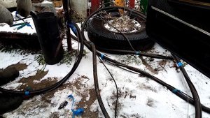 Сделал Отверсти в шланге в Скважине, чтобы вытикала вода.