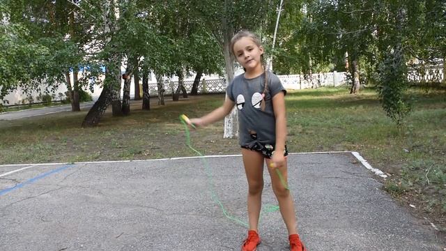 Дворовая игра "Десяточки на скакалке"