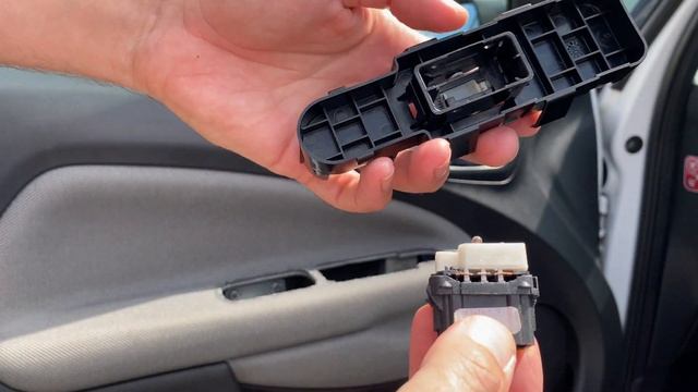 Citroen C3 Picasso 1.4VTR+ 2009 - Changing The Electric Window Door Switch смотреть онлайн