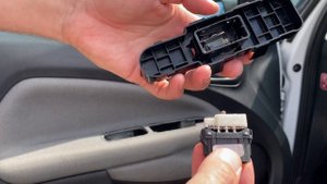 Citroen C3 Picasso 1.4VTR+ 2009 - Changing The Electric Window Door Switch