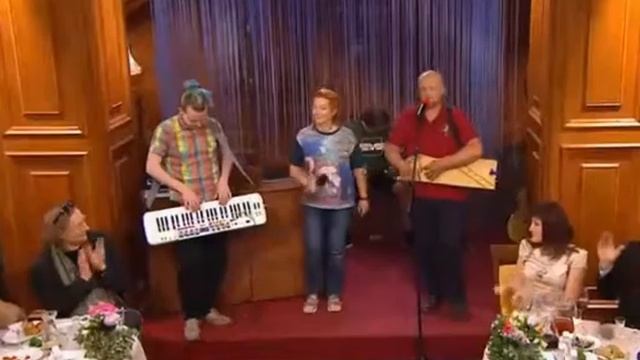 Группа "Тёрн". "Сидели два медведя на ветке зеленой.Один сидел как следует, другой махал ногой.... смотреть онлайн