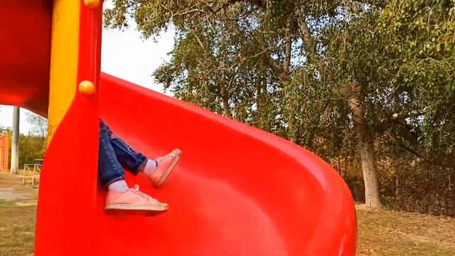 София Катается на ГОРКЕ и Играет на Детской ПЛОЩАДКЕ смотреть онлайн