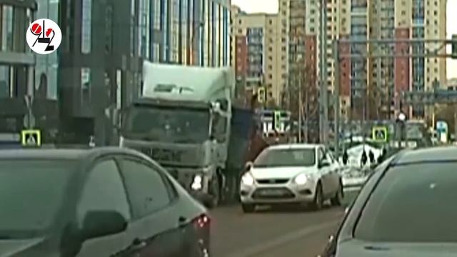 Грузовик выронил 12 косарей на дорогу. Real Video смотреть онлайн