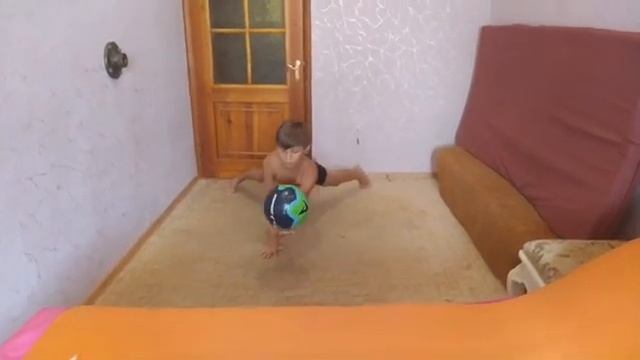 Отжимания на одной руке с мячом. смотреть онлайн