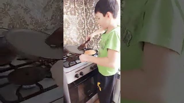 супер легко приготовить блины. две сковороды лучше чем одна )) смотреть онлайн