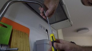 Слабый напор на кухне из смесителя. Выкручиваем и чистим аэратор.