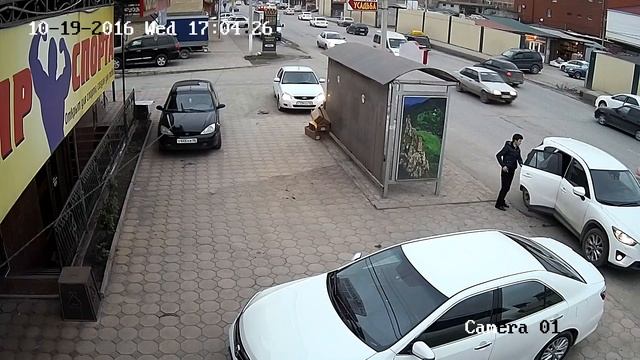 Hikvision DS-2CD2622FWD-IS 2.8-12mm Вечер Светло Авто Люди 2 смотреть онлайн