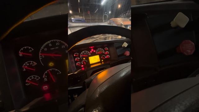 Volvo 1998 Cummins N14 with 2014 cab on it