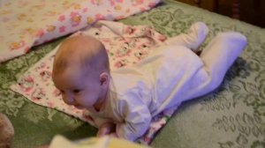 переворачивается на животик в 3 месяца