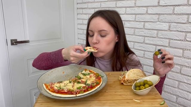 МУКБАНГ ПИЦЦА ассорти домашняя закрытая пицца Пепперони маслины MUKBANG assorted homemade PIZZA
