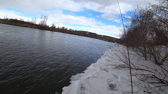 Ультралайт. Ловля окуня весной на реке Урал рыбалка на микроджиг в Апреле!