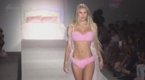 Показ коллекции купальных костюмов Frankies Bikinis SS 2018 Miami Swim Week 2017