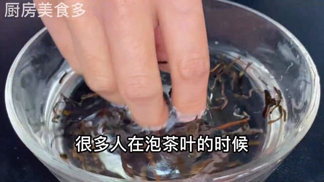 雪梨搭配茶葉真是厲害，堅持喝1個星期，褲頭都變大了，實用又省錢，【廚房美食多】，#雪梨茶葉水，#雪梨茶葉飲料，#雪梨 #茶葉，#煮雪梨茶葉水，#雪梨飲料 #雪梨煮茶葉