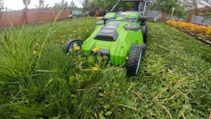 Аккумуляторная газонокосилка Greenworks G40LM49DB: обзор и стрижка газона с одуванчиками