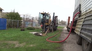 Неведомая зверь-машина, как крот, бурит горизонтальные норы в земле и протягивает водопровод.