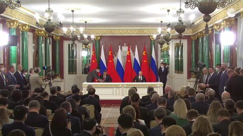 Путин и Си Цзиньпин на подписании документов