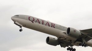 Боинг 777 авиакомпании Qatar Airways взлетает из аэропорта Пхукет.