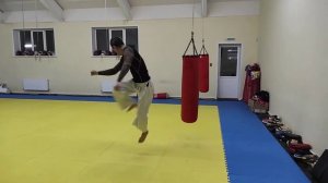 Отработка ударов ногами на мешке 1