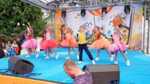 Пойте вместе с нами, хлопайте в ладоши.