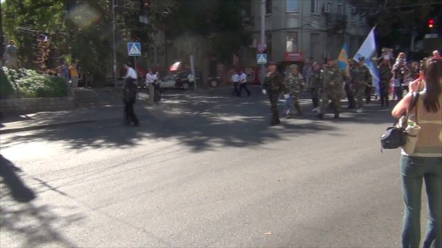 Парад через перекрёсток ул. Серова и Комсомольской смотреть онлайн