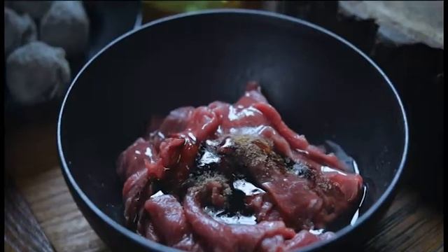 Китай. Деревня Девушка готовит еду, собирает урожай и помогает солеварам смотреть онлайн