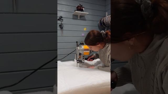 Раскрой синтепона сабельным ножом для зимних комбинезонов собакам смотреть онлайн