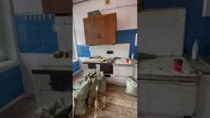 Коммуналка с лепниной, печкой и дверьми перед капитальным ремонтом в старом фонде Петербурга