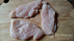 Курица в панировочных сухарях с чесноком и зеленью