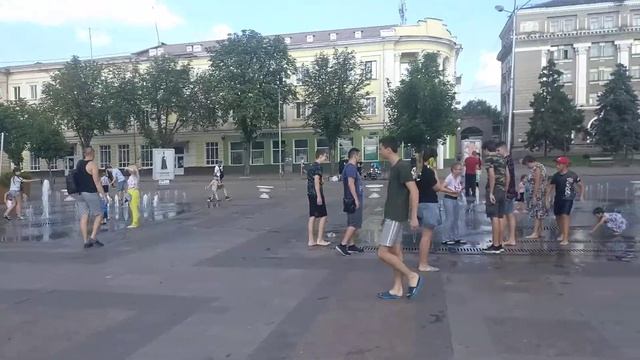 Жара. Купание в фонтане.