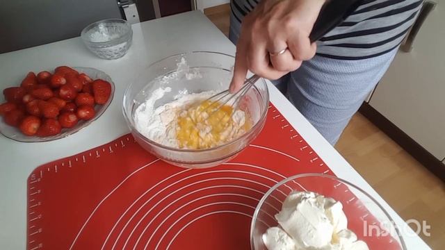 Нежнейший клубничный тортик с заварные кремом Быстро и вкусно. смотреть онлайн