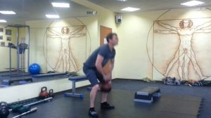 Подъёмы гири перед собой с приседанием.
