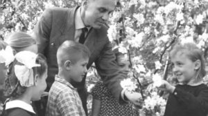 12) В. Сухомлинский (с.61) книга "Сердце отдаю детям"