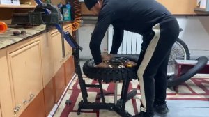 Замена и Установка покрышки на Эндуро с 4 мм камерой на шиномонтажном станке EMX