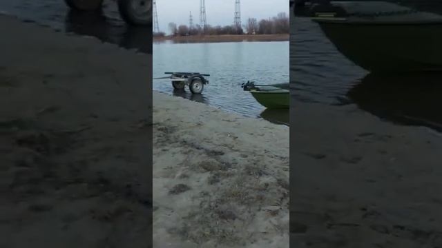 загоняем лодочный прицеп в воду правильно